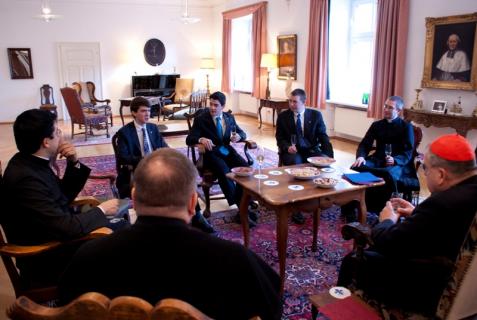 Les prêtres, séminaristes et oblats présents toute l&rsquo;année à Maria Engelport ont été invités par S.E.R. le Cardinal Burke pour l&rsquo;apéritif